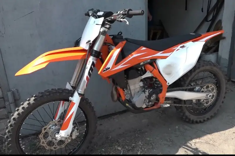Semeı turǵyny 5 mln teńgelik mototsıkldi urlap ketti