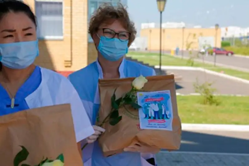 Volonterler medıtsına qyzmetkerlerine  «Alǵys paketterin» berdi