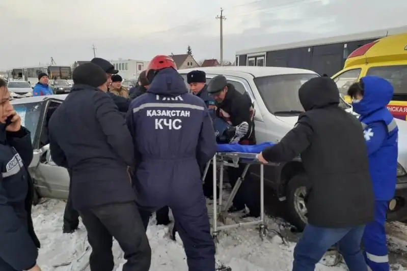 Kókshetaýda kólik ishinde qysylyp qalǵan er adam qutqaryldy