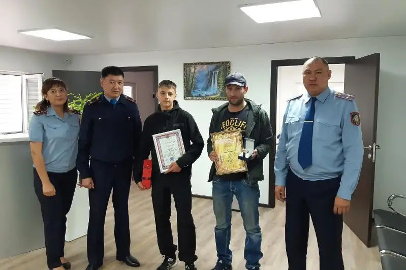 Ekibastuz turǵyndary qarańǵy kóshede buzaqydan boıjetkendi qutqaryp qaldy