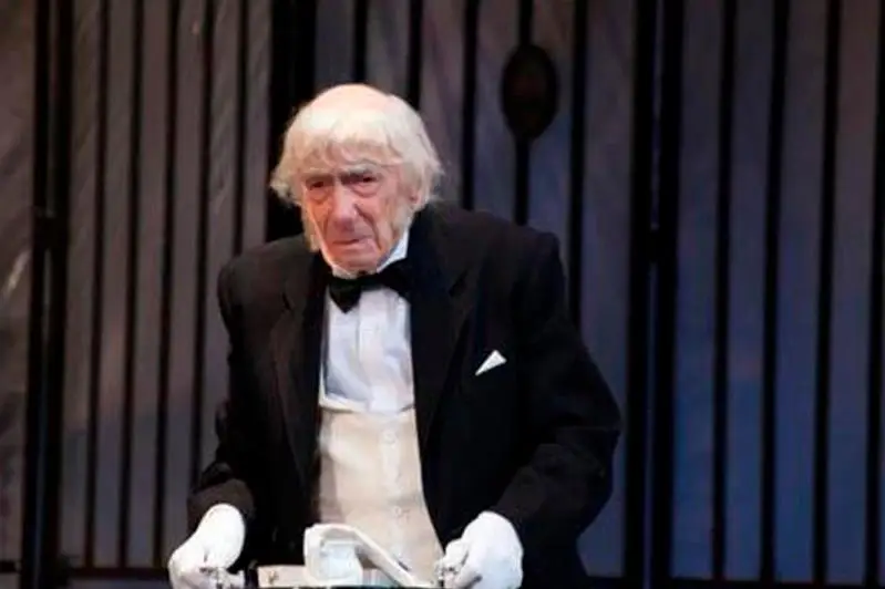 97 jastaǵy ıÝrıı Pomerantsev áli kúnge Almaty teatrynyń sahnasynda oınaıdy