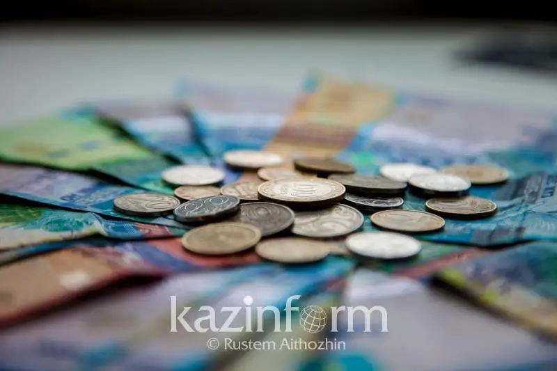 Pandemııa kezinde qazaqstandyqtar ár 5 teńgeniń eki teńgesin azyq-túlikke jumsaǵan