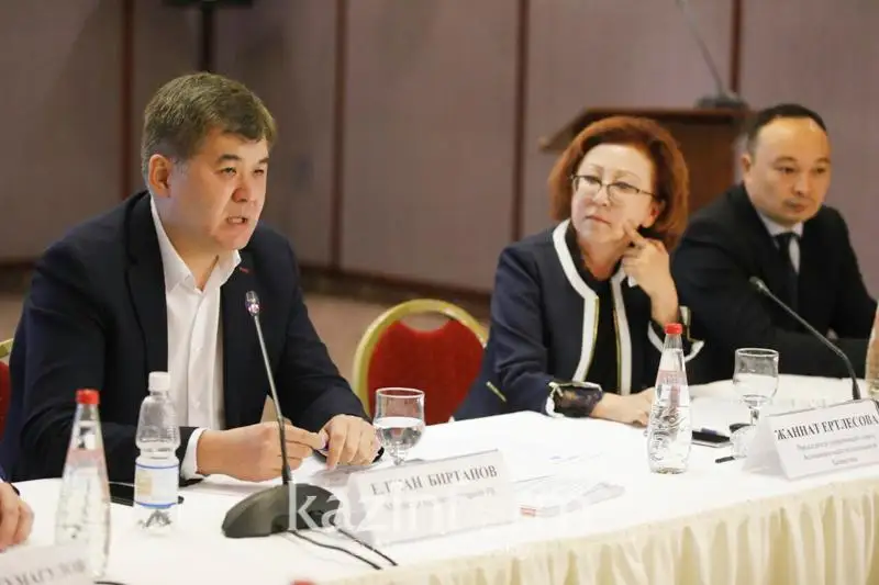 Mınıstr medıtsınalyq saqtandyrýdyń jańa modeliniń jetistikterin talqylady