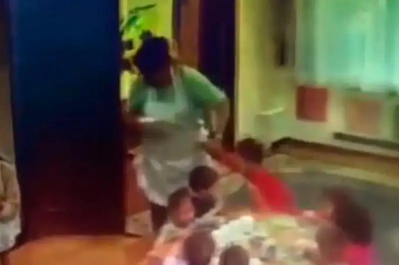Balany julqylaǵan tárbıeshi óz erkimen jumystan ketti