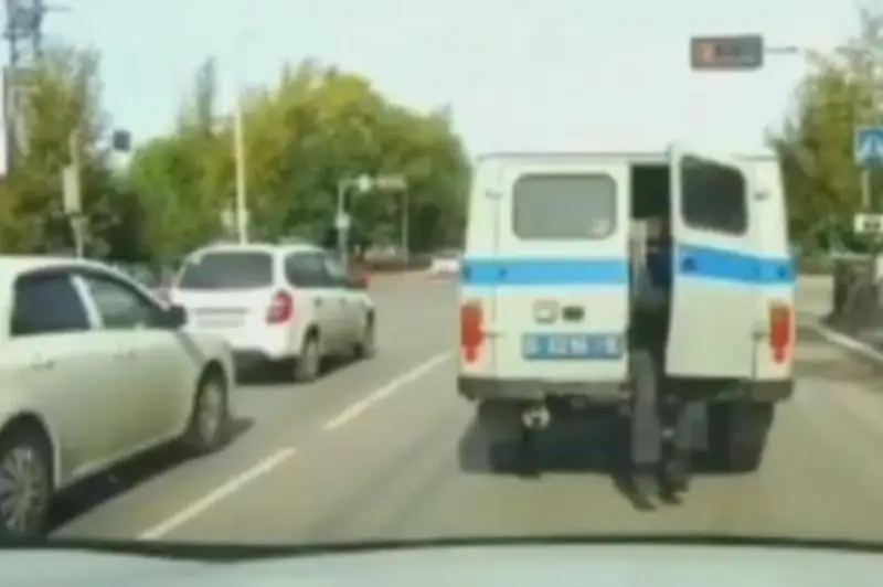 Qostanaıda tutqyn esigi durys jabylmaǵan polıtsııa kóliginen túsip, qashyp ketken