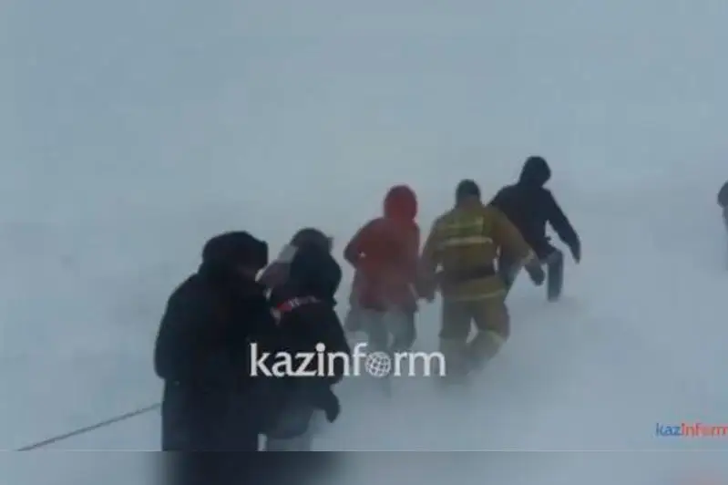 Ereımentaý aýdanynda qar qursaýynda qalǵan adamdar qutqarý arqanymen evakýatsııalandy