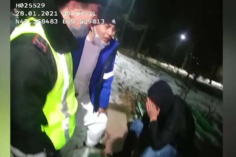 Shymkentte polıtseıler jigitti sýıtsıdten qutqardy
