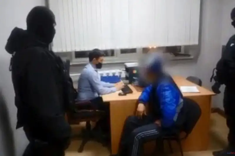 Polıtseıdi baspen urǵan elordalyq ustaldy