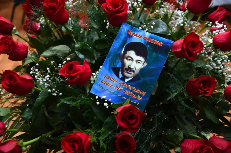 Shymkentte Shámshi Qaldaıaqovtyń eskertkishine gúl shoqtary qoıyldy
