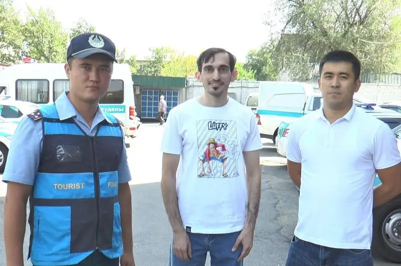 Almaty polıtsııasy týrıstke taksıde umytyp ketken beınekamerasyn taýyp berdi