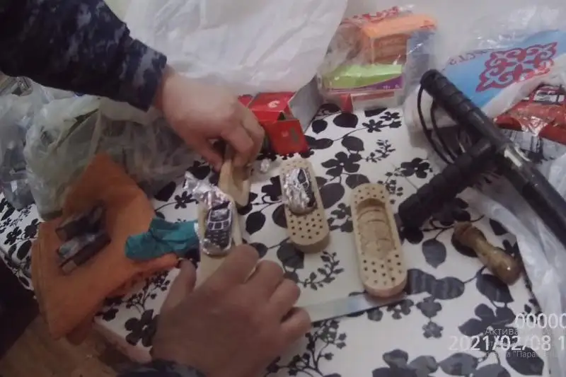 Aıaq kıim şetkasyna telefon jasyryp, túrmege kirgizbek bolǵan