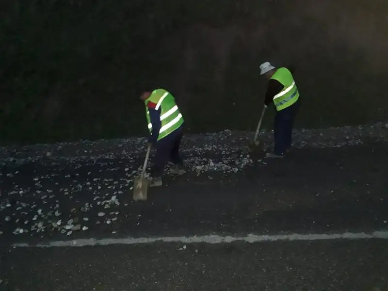 Под дерном размытым водой образовалось