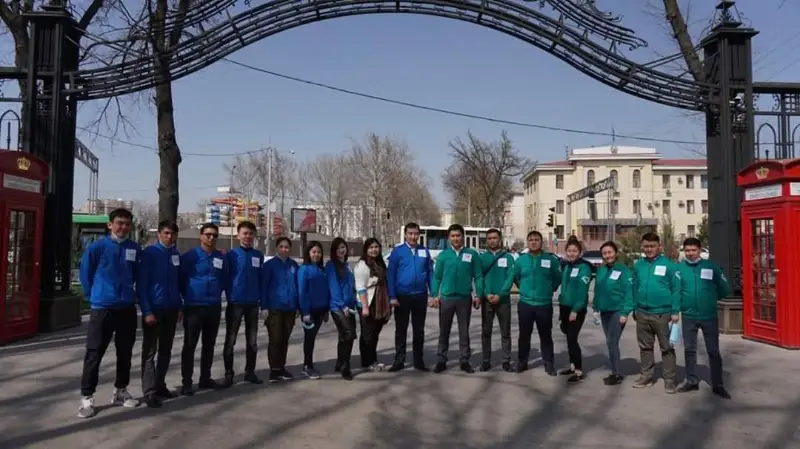 Shymkentte volonterler jalǵyzbasty qarııalarǵa azyq-túlik sebetin taratty