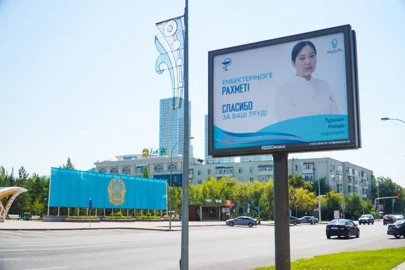 Astana kóshelerine koronavırýspen kúresip júrgen dárigerlerdiń sýreti ilindi