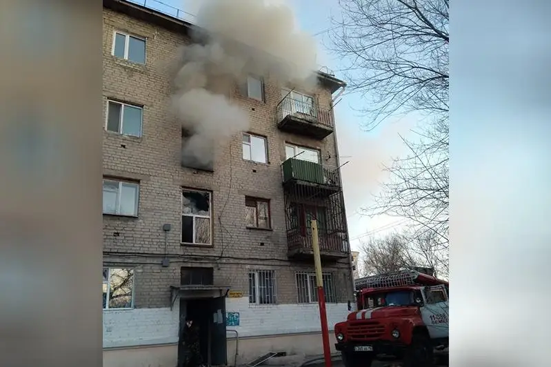 Semeıde kópqabatty turǵyn úıde órt shyǵyp, bir adam kóz jumdy