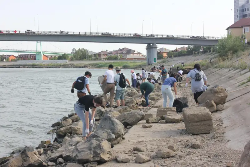 Atyraýlyq BAQ ókilderi Jaıyqtyń jaǵalaýyn qoqystan tazartty