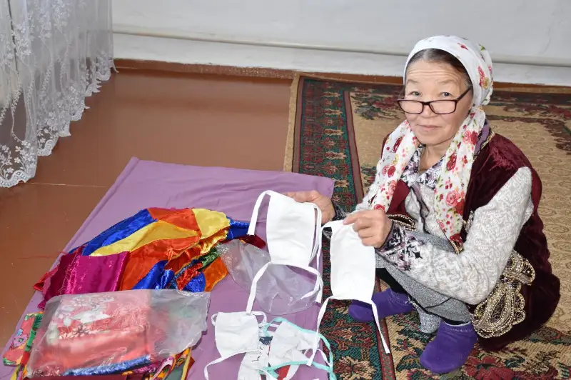 Aqtóbelik zeınetker aýyldastaryna maskany tegin tigip berdi