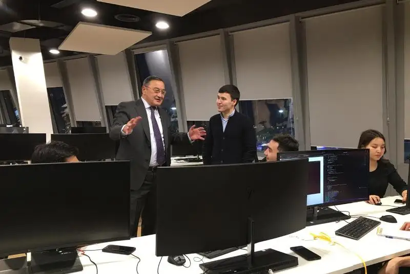 Зауытбек Тұрысбеков Alem бағдарламалау мектебінің жұмысымен танысты
