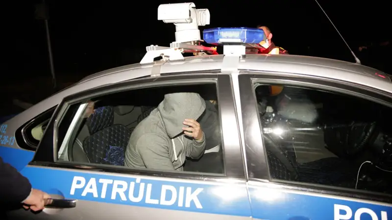 Atyraýda aqshaǵa qunyqqan taksıster ustaldy