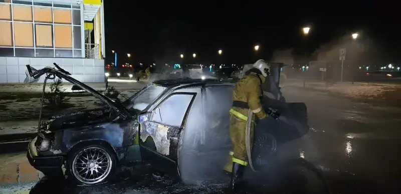 Қызылордада иесіз тұрған «Mercedes» автокөлігі түгі қалмай жанып кетті