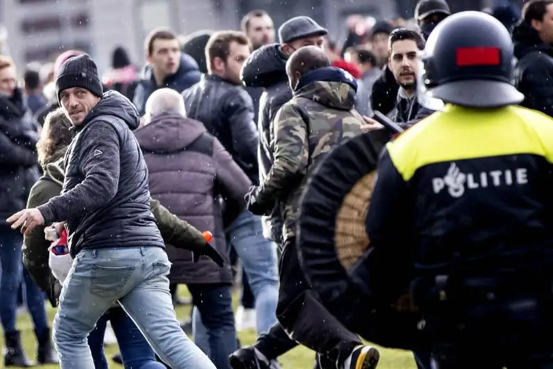 Amsterdamda 100-den astam adam ruqsat etilmegen narazylyq aktsııasynda ustaldy