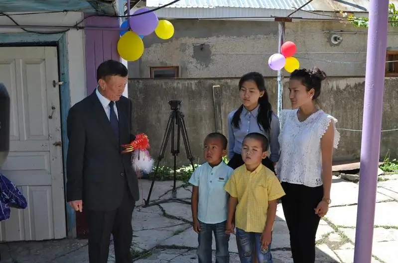 Túlkibasta ata-ana qamqorlyǵynsyz qalǵan bir úıdiń 6 balasyna baspana tartý etildi