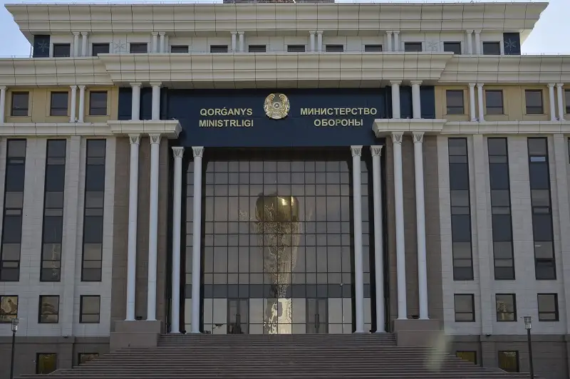Qorǵanys mınıstri Qaraǵandydaǵy áskerı ushaq apatynyń sebebin muqııat tekserýdi tapsyrdy
