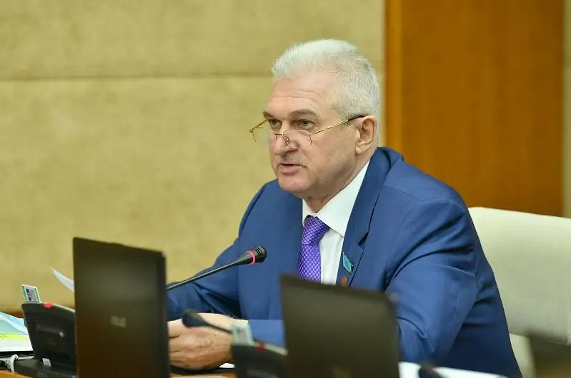 Depýtat gaz tartý kezinde turǵyndardyń shyǵynyn azaıtýǵa qatysty usynys aıtty