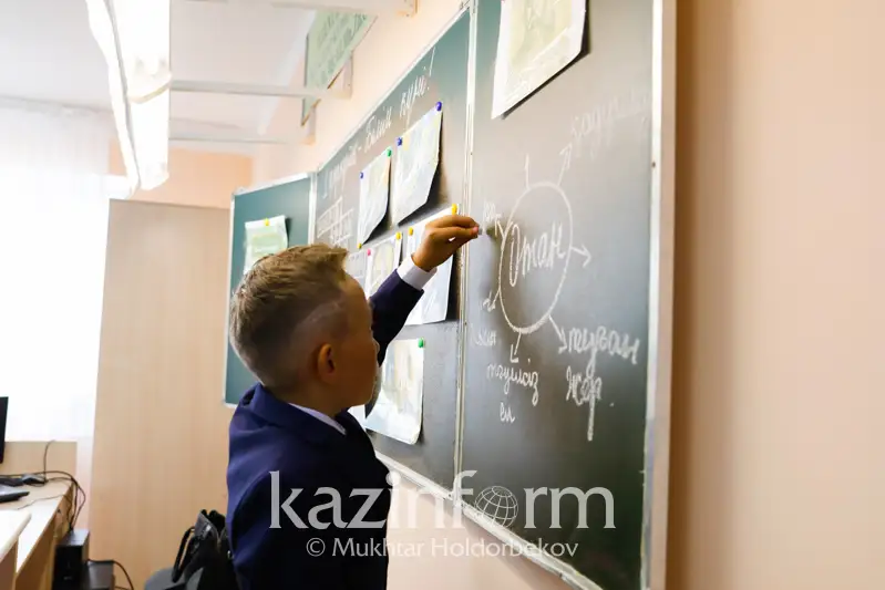 Qazaqstanda 1 mıllıonnan astam oqýshy dástúrli formatta oqı bastady