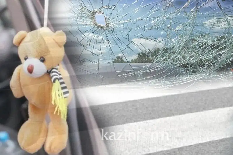 Qaraǵandyda avtobýs baǵdarshamnyń jasyl túsine ótken balany qaǵyp ketti