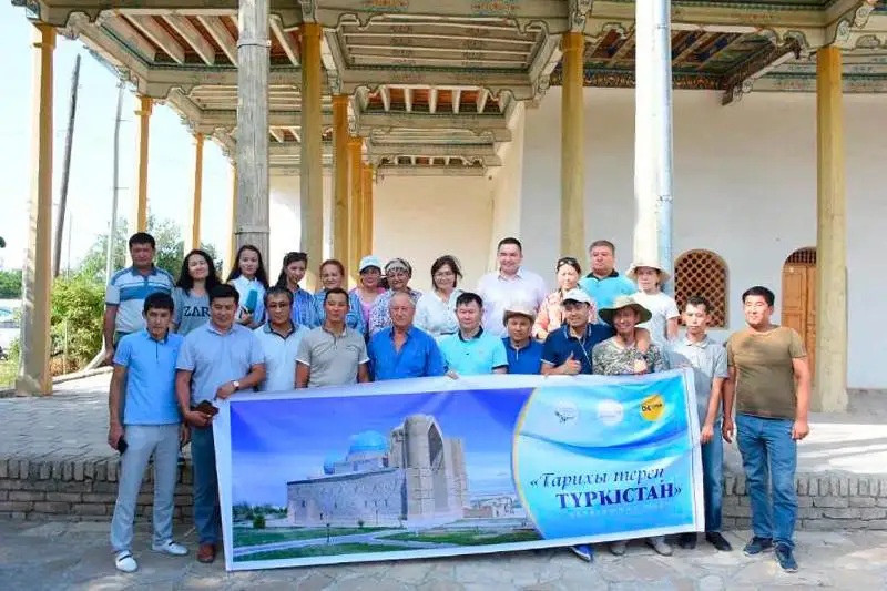 Túrkistanda kıeli jerler boıynsha kópkúndik aqparattyq týr bastaldy