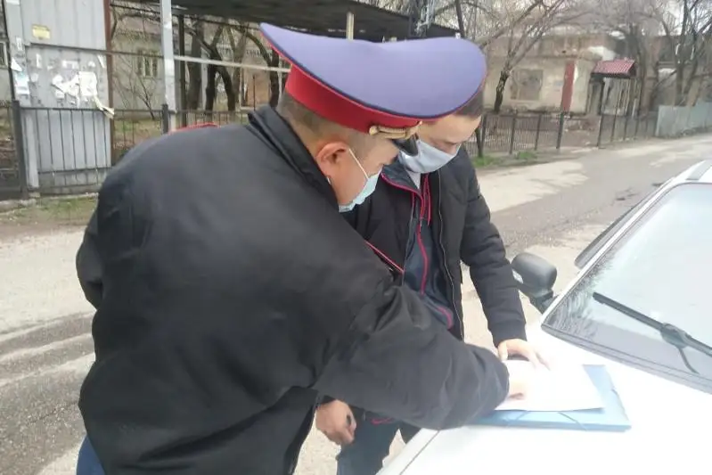 Almatyda polıtsııa kóshede sebepsiz júrgen 11 adamdy jaýapqa tartty