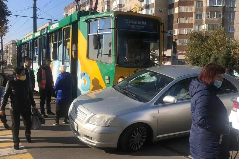 Pavlodarda tramvaı men avtokólik soqtyǵysty