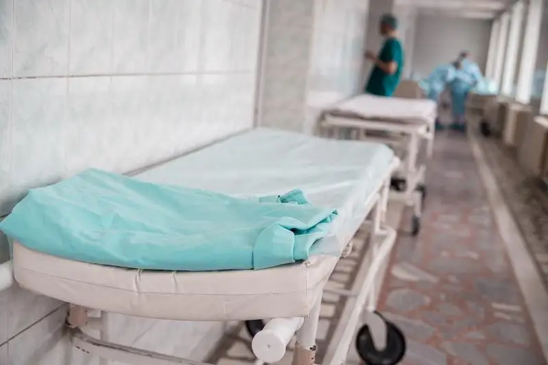 Shymkentte naýqastarǵa oryn joq dep áleýmettik jelide beınerolık taratqan dáriger jaǵdaıdy túsindirdi