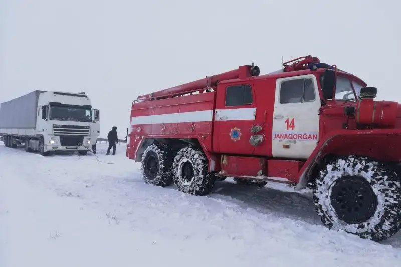 Qyzylorda oblysynda jolda turyp qalǵan kólikterge kómek kórsetilip jatyr