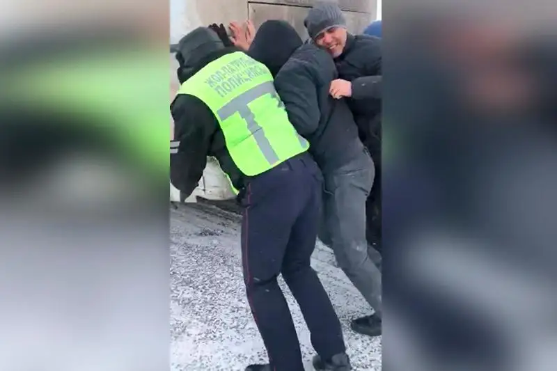 Aqtóbelik polıtseıler qar qursaýynda qalǵan 8 sheteldik avtobýs jolaýshysyna kómektesti