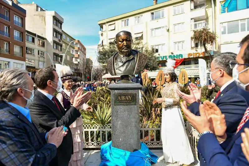 Ystanbulda Abaı atyndaǵy dańǵyly ashylyp, eskertkish qoıyldy