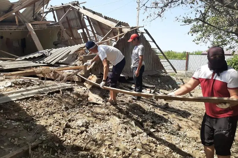 Maqtaaralda sý basqan úıler qıratylyp, aýyldar kúl-qoqystan tazartylyp jatyr