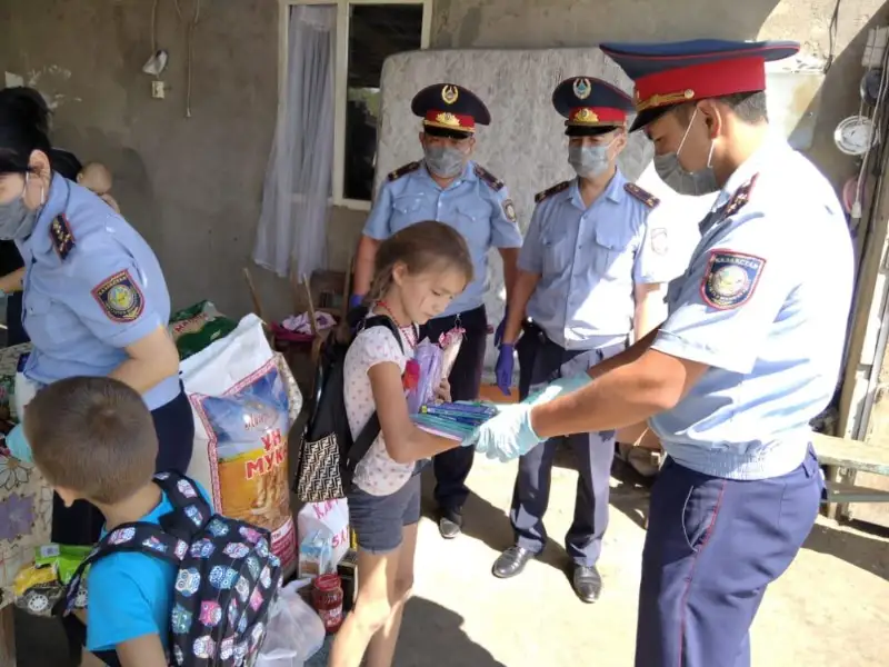 Almaty oblysynyń polıtseıleri kópbalaly otbasyna kómek kórsetti