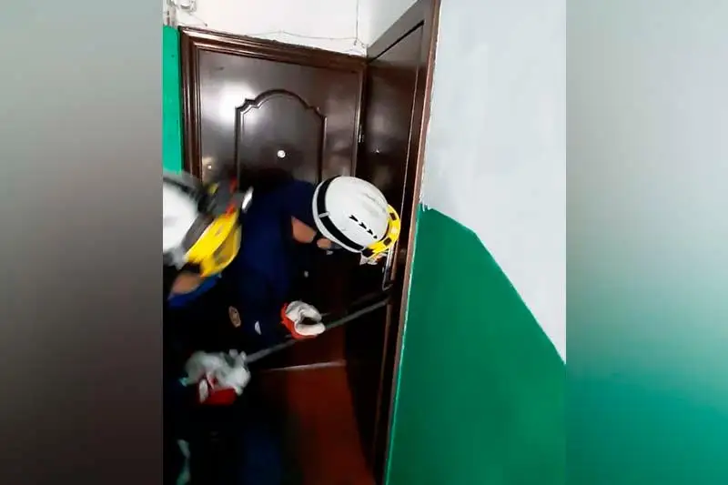 Esikti qulyptap alǵan: SQO-da kelinshek sábıleriniń áreketinen úıge kire almaǵan