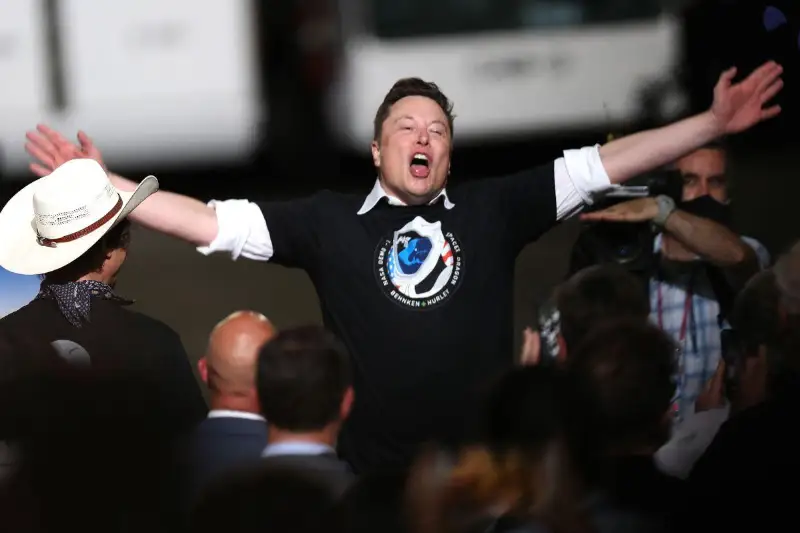 Forbes: Ilon Mask álemdegi eń baı adamdardyń bestigine endi