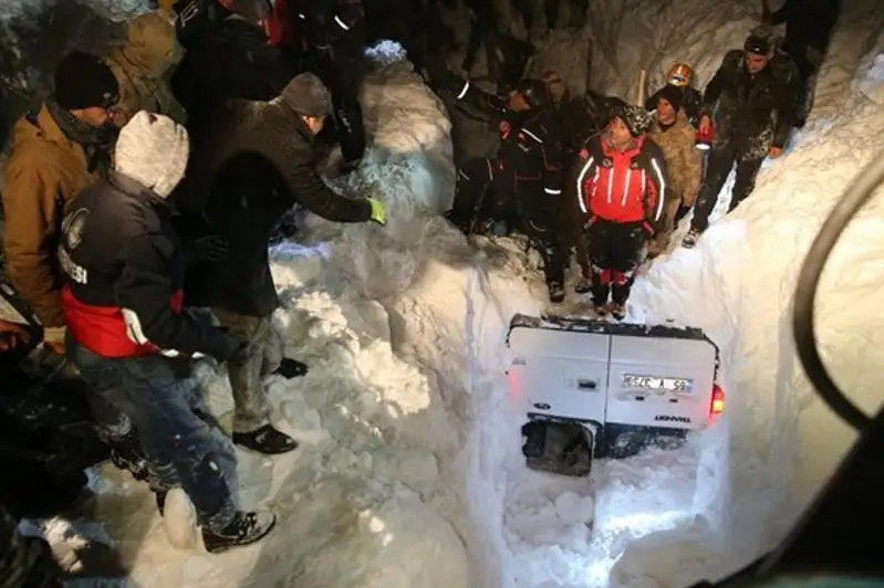 Túrkııada taýdan qulaǵan kóshkin 5 adamnyń ómirin qıyp ketti