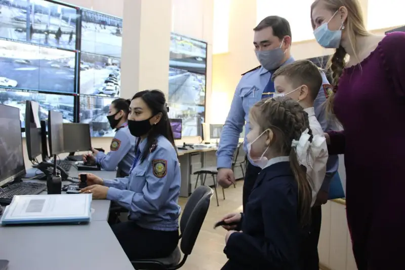 Polıtsııa qyzmetkerleri kishkentaı eki aqtóbeliktiń tilegin oryndady