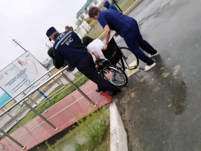 Қызылордада жолда аударылған көлік ішінен бір отбасының бес адамы құтқарылды