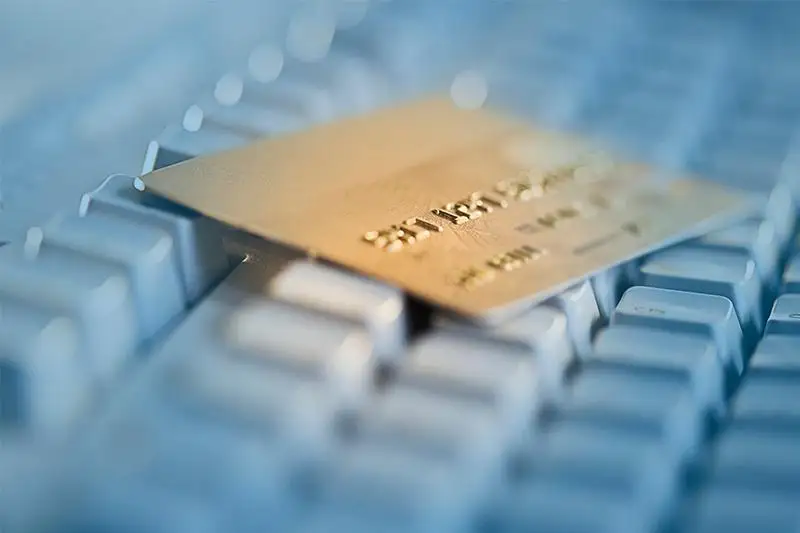 Qazaqstanda elektrondy aqshamen jasalatyn operatsııalarǵa lımıtter belgilenedi