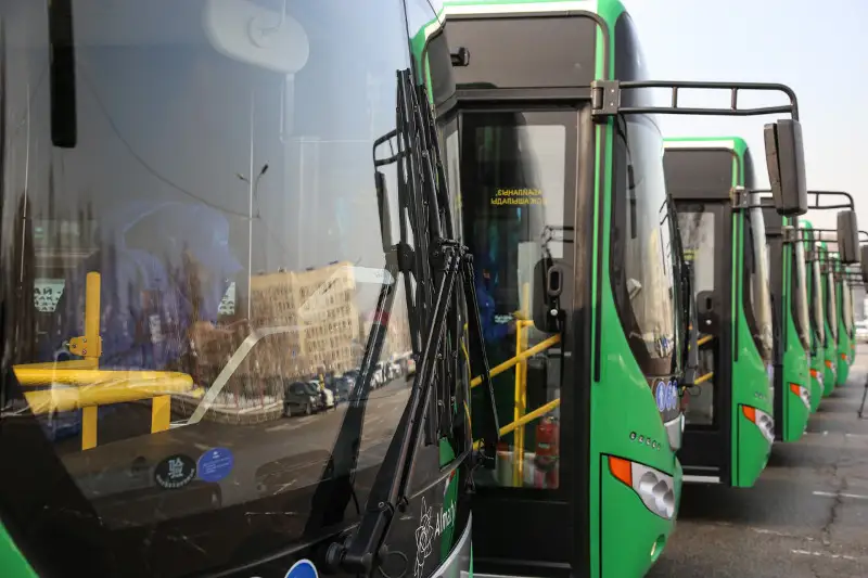 Kórisý kúni atyraýlyq jolaýshylar avtobýsta tegin júredi