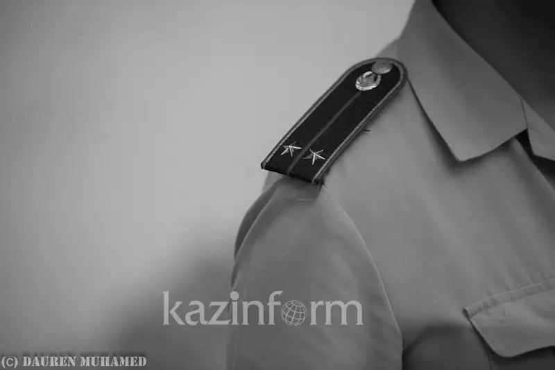 Almatyda polıtsııa qyzmetkeri jol apatynan kóz jumdy