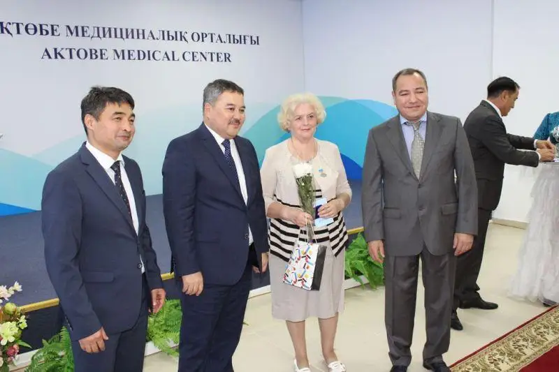 Aqtóbe medıtsınasynyń ardagerleri marapattaldy