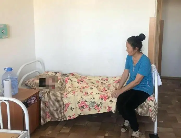 Aqtaýda 14 jasar qyzdyń isheginen ıne men bir ýys shash shyqty