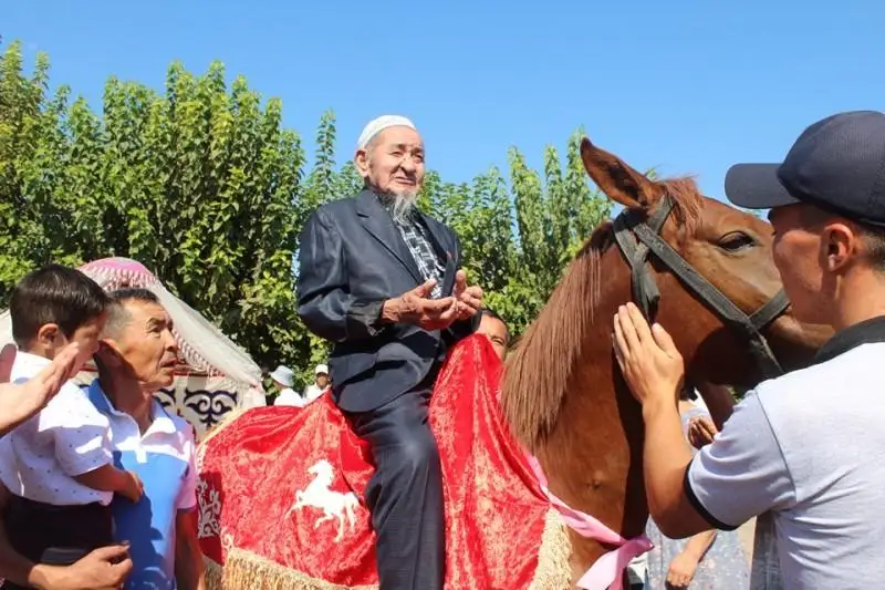 Jetisaı aýdanynda ǵasyr jasaǵan qarııaǵa qurmet kórsetildi